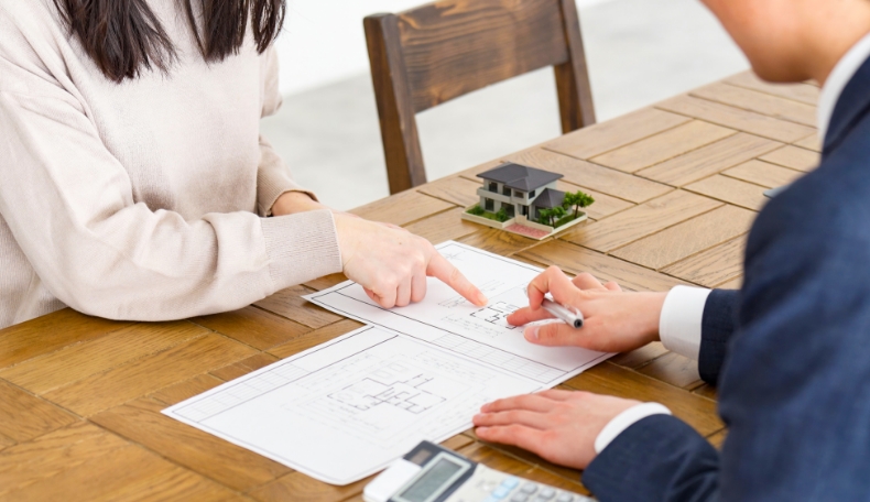 スタッフとお客様 打ち合わせの様子 イメージ写真