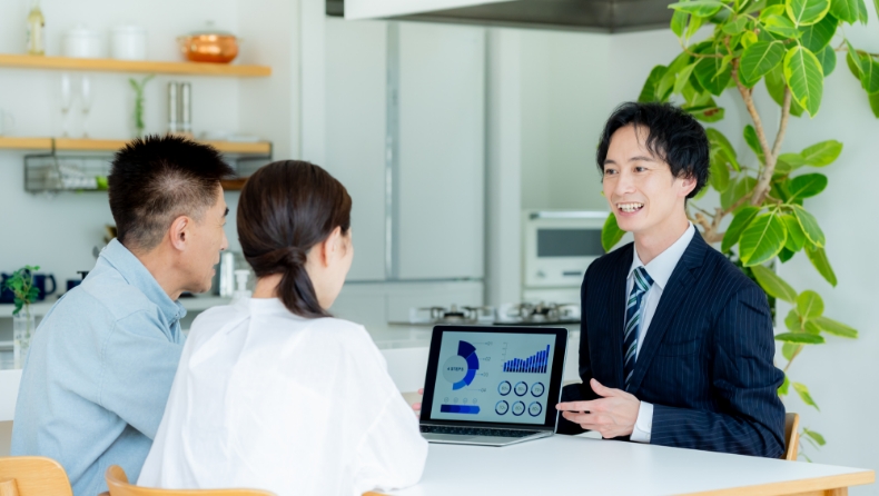 スタッフとお客様 打ち合わせの様子 イメージ写真