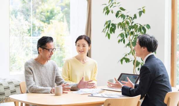 お客様とスタッフ打ち合わせ風景 イメージ写真