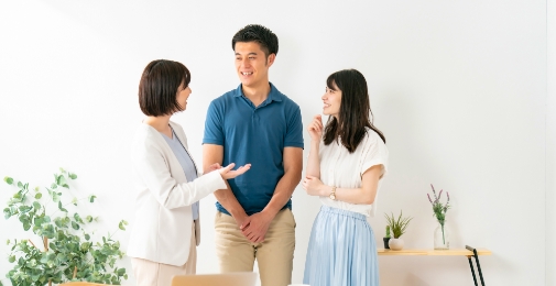 スタッフに相談している男女 イメージ写真