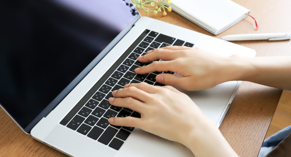 PCを操作している人 イメージ写真