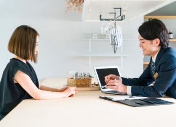 お客様とスタッフ イメージ写真