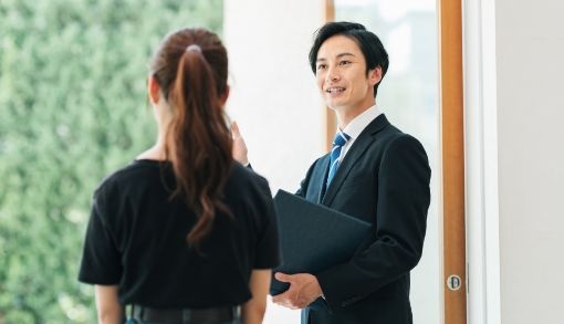 お客様とスタッフ イメージ写真