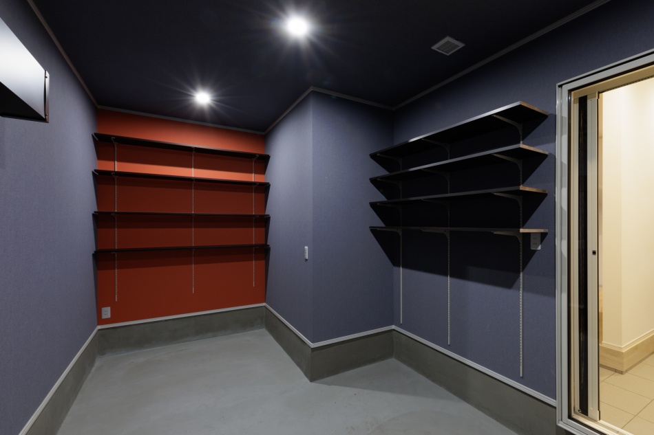 埼玉県八潮市I様邸注文住宅新築工事はバイクガレージ内装が完了しました。