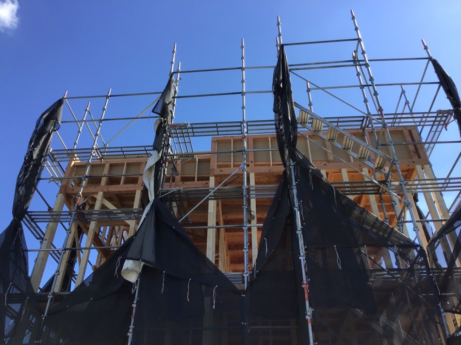 台風接近につき台風養生を行いました。