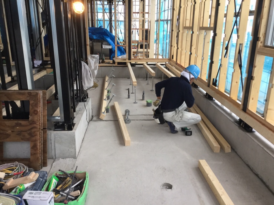 【埼玉県三郷市】O様賃貸住宅は屋根がかかり大工工事に入っています。松井産業