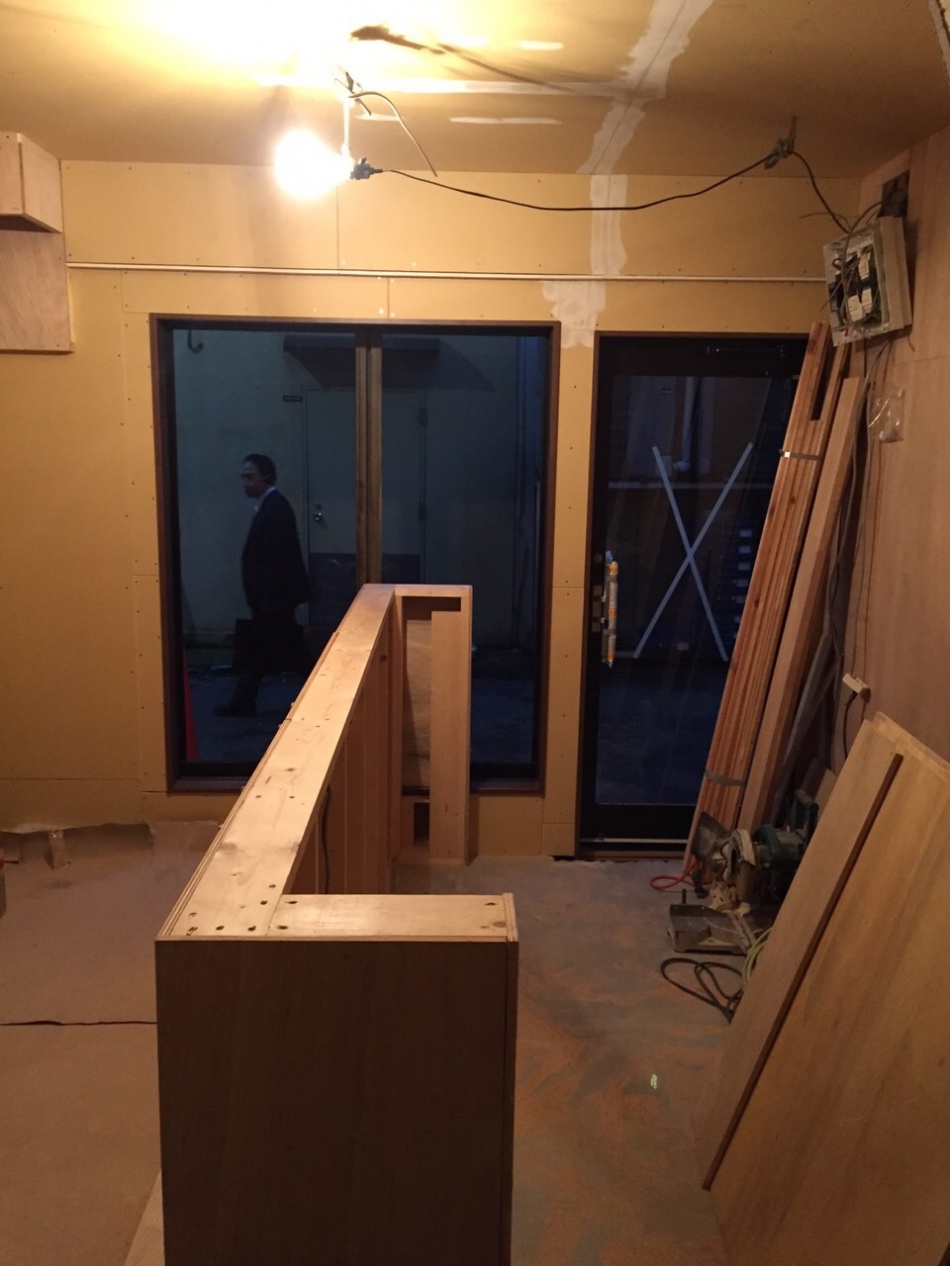 【東京都足立区】I様店舗造作工事,クロス工事に入っています。松井産業株式会社リフォーム館