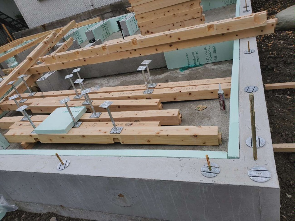 埼玉県三郷市K様邸注文住宅新築工事は土台敷き、減震金物設置です。