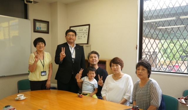 【埼玉県八潮市】M様と注文住宅工事請負契約後に記念撮影です。松井産業株式会社 イシンホーム三郷店