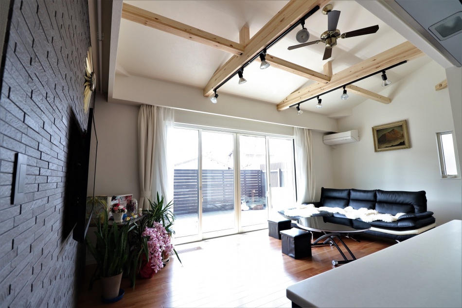 ウッドデッキと一体のリビングがすごしやすいです。