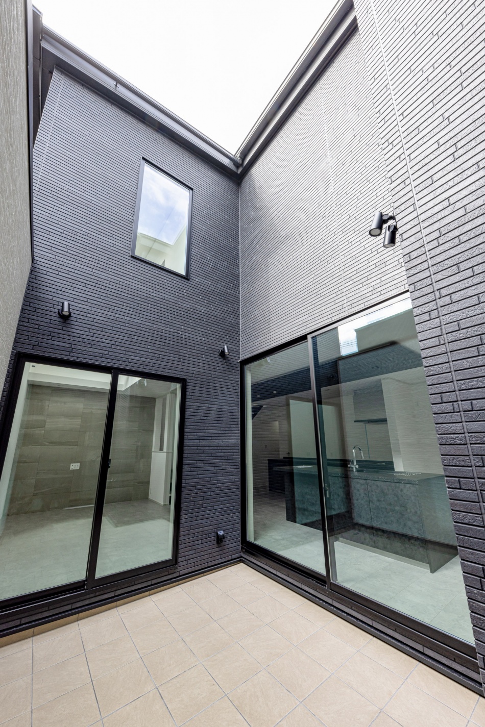 埼玉県三郷市T様註文住宅「いつでも緑を感じられる中庭があるモダンな省エネ住宅」