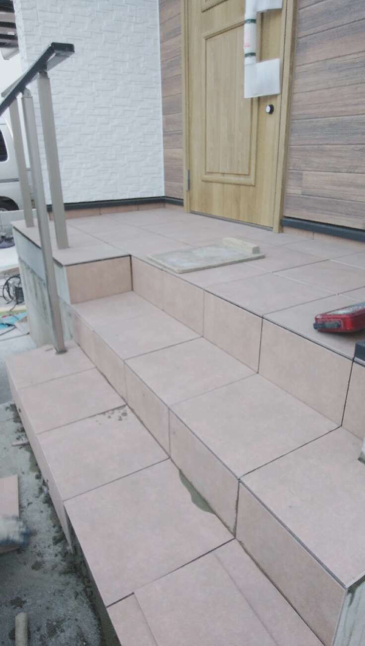 埼玉県三郷市O様邸注文住宅新築工事は玄関タイル工事を行いました。