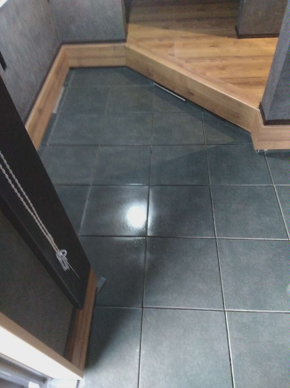 埼玉県久喜市T様邸注文住宅新築工事は玄関タイル工事を行いました。