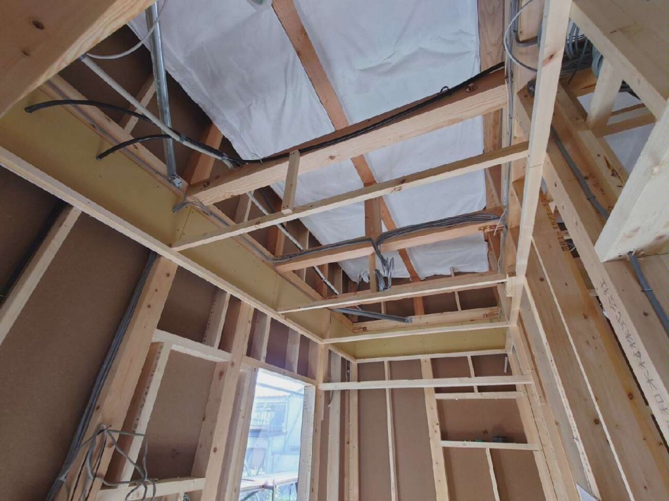 千葉県松戸市S様邸注文住宅新築工事は小屋裏にタイベックシルバーです。