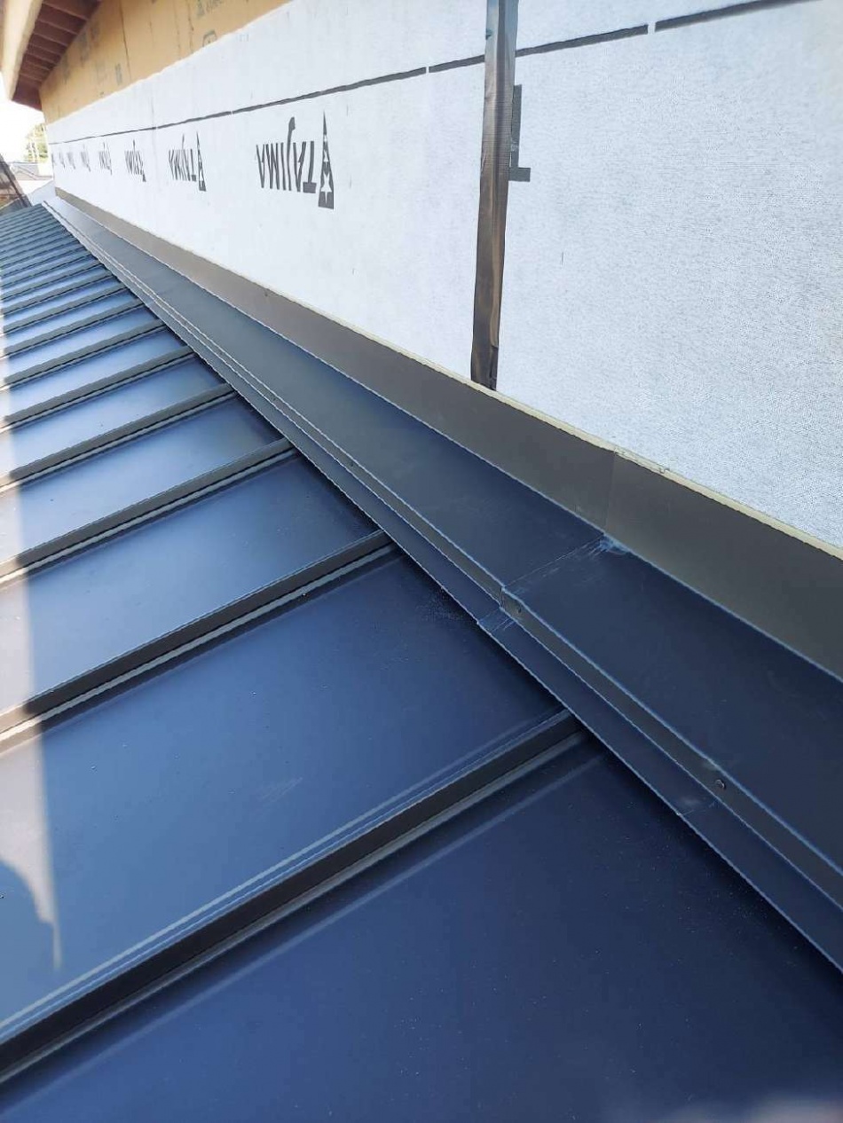 埼玉県三郷市I様邸注文住宅新築工事は屋根ガルバリウム鋼板を施工しました。