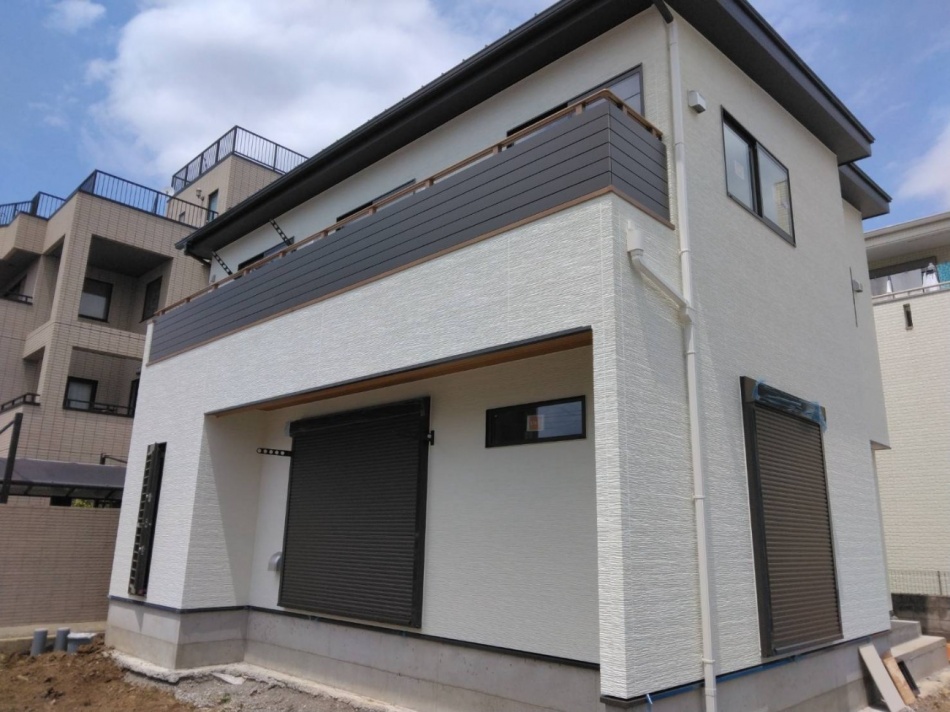 東京都足立区S邸注文住宅新築工事はバルコニー手摺が取りつきました。