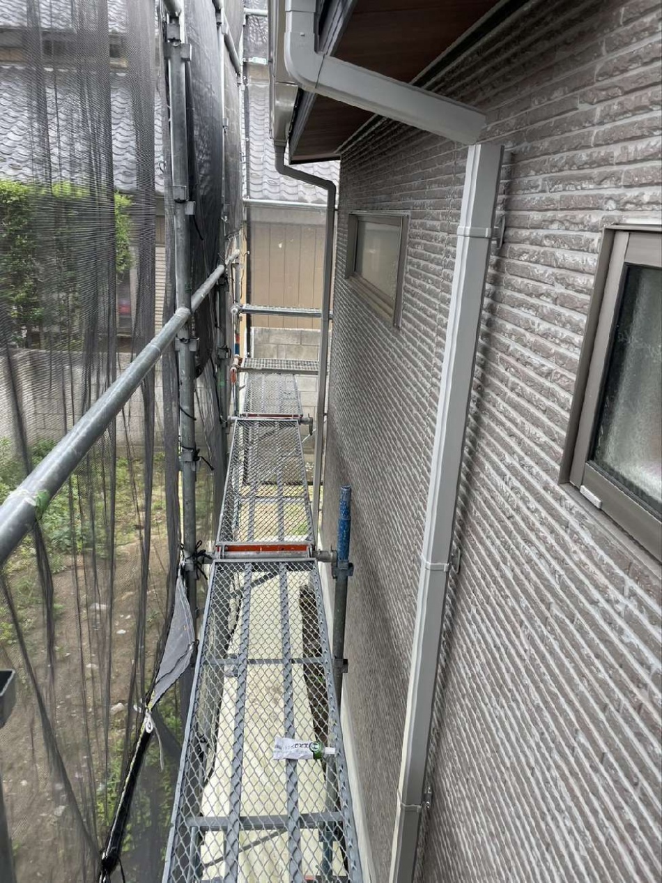 埼玉県三郷市K様邸注文住宅新築工事は外装工事雨樋工事が完了しました。