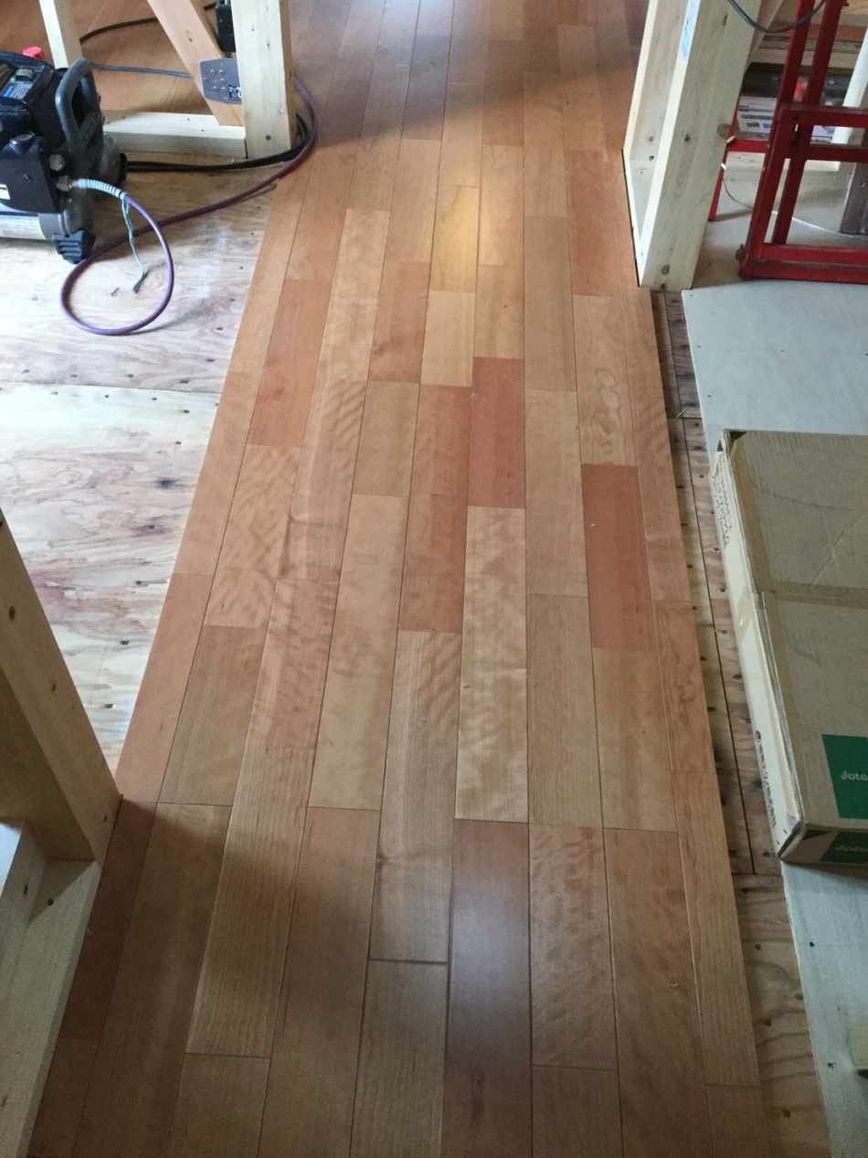 【埼玉県三郷市】K様邸は木工事フロア張り工事を行っています。