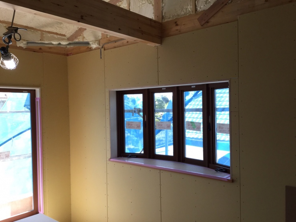 【埼玉県三郷市】K様邸は外周壁ボード張りと天井下地組み立てを行っています。