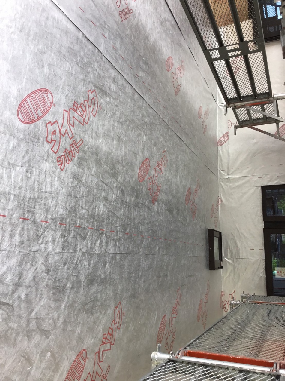 三郷市K様邸新築工事はタイベックシルバー張りです。