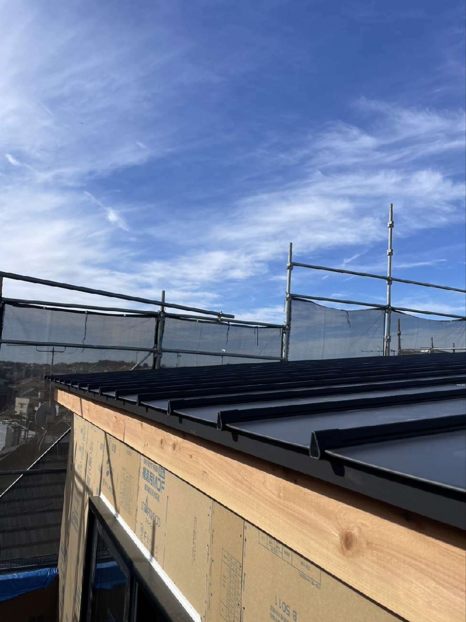 埼玉県三郷市 M様邸注文住宅新築工事は屋根ガルバリウム鋼板葺きを行いました。