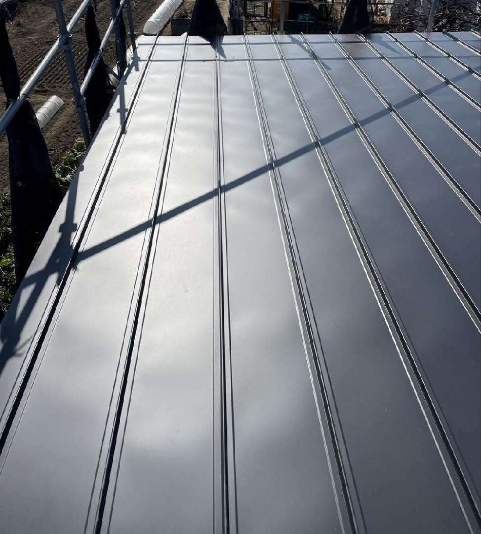 埼玉県八潮市S様邸注文住宅新築工事は屋根ガルバリウム鋼板葺きを行いました。