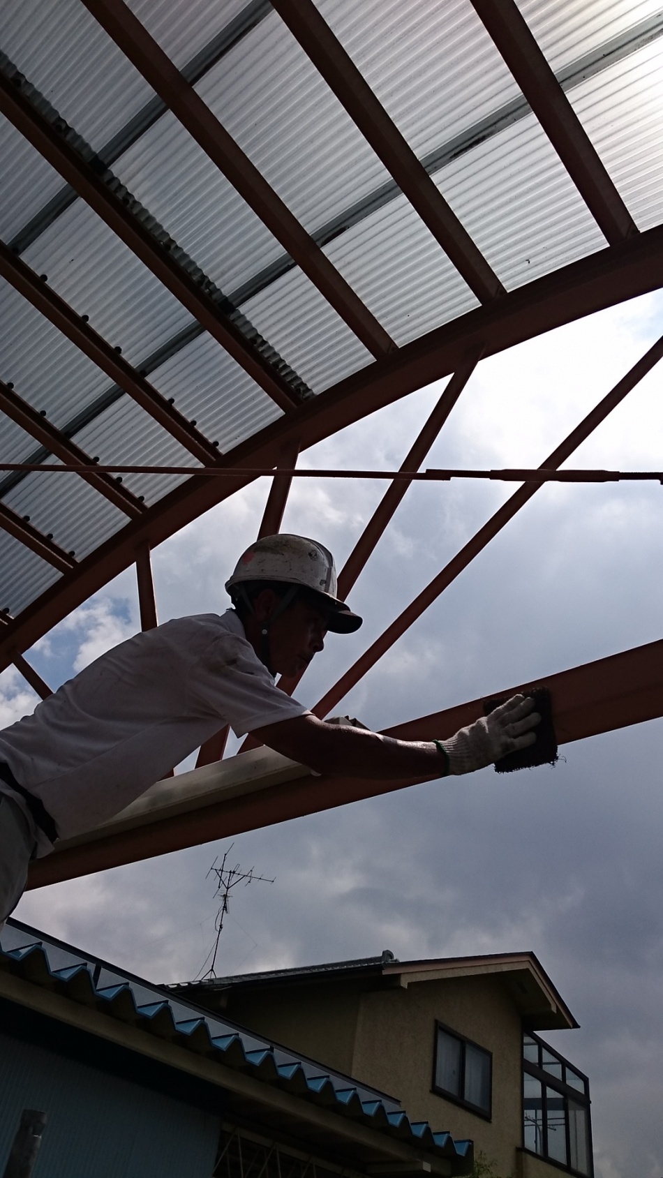 鉄部アーチ部分の塗装を行っています。松井産業リフォーム館