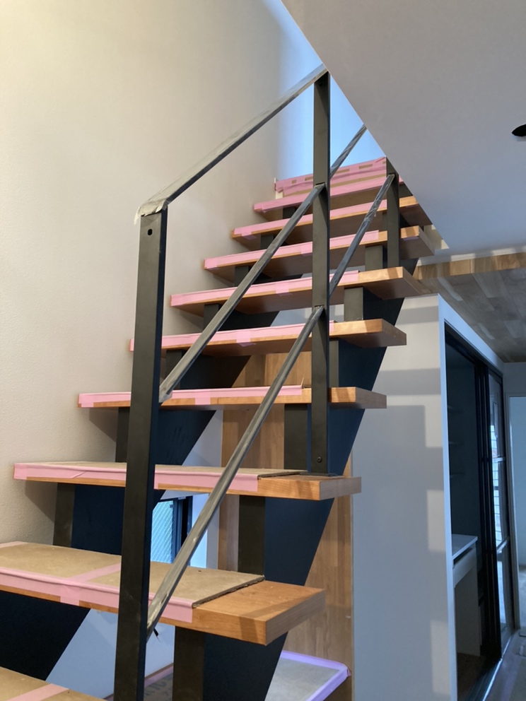 埼玉県三郷市M様邸注文住宅新築工事はデザイン階段が設置されました。