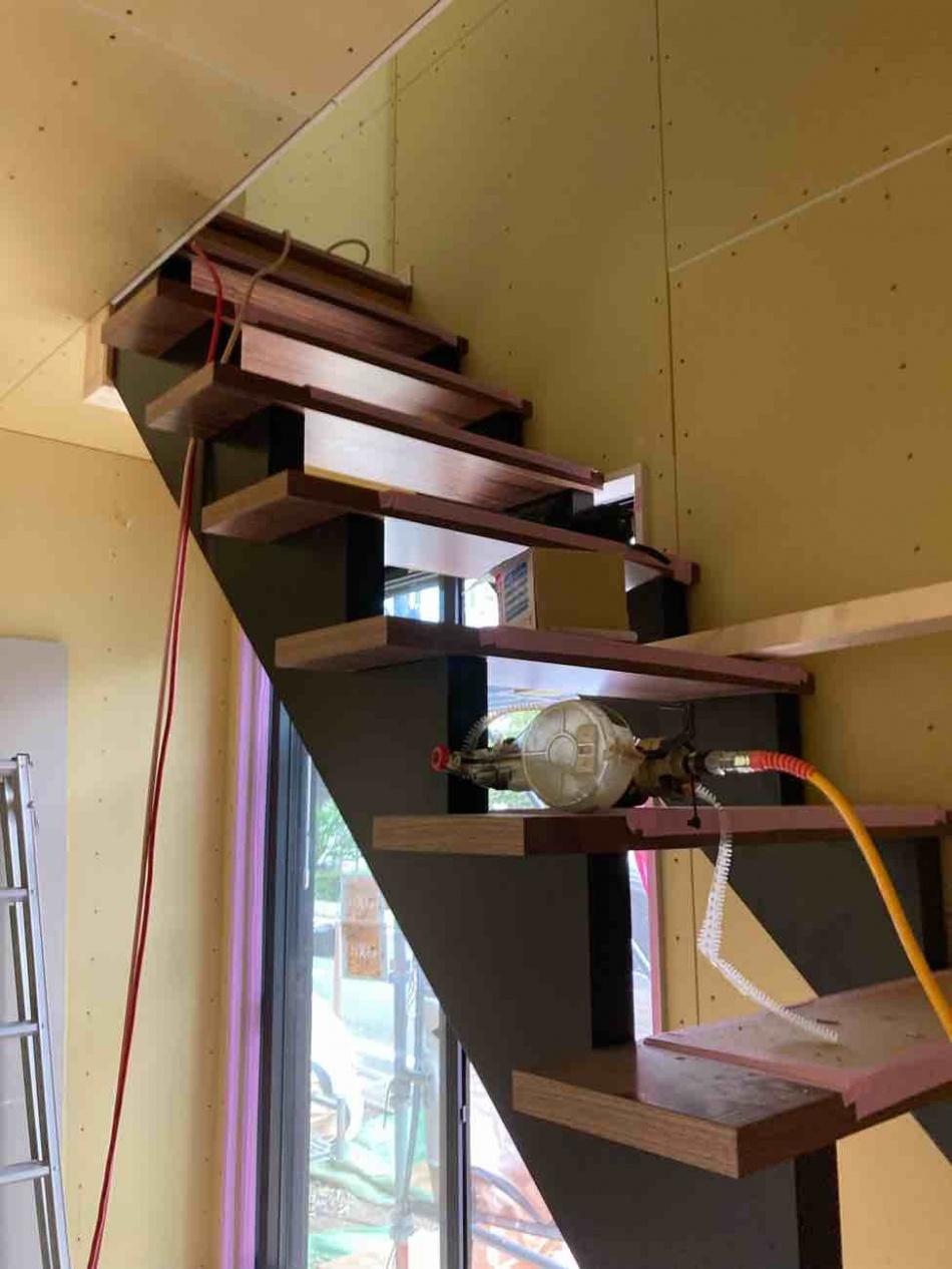 埼玉県三郷市Y様邸注文住宅新築工事はデザイン階段がとりつきました。