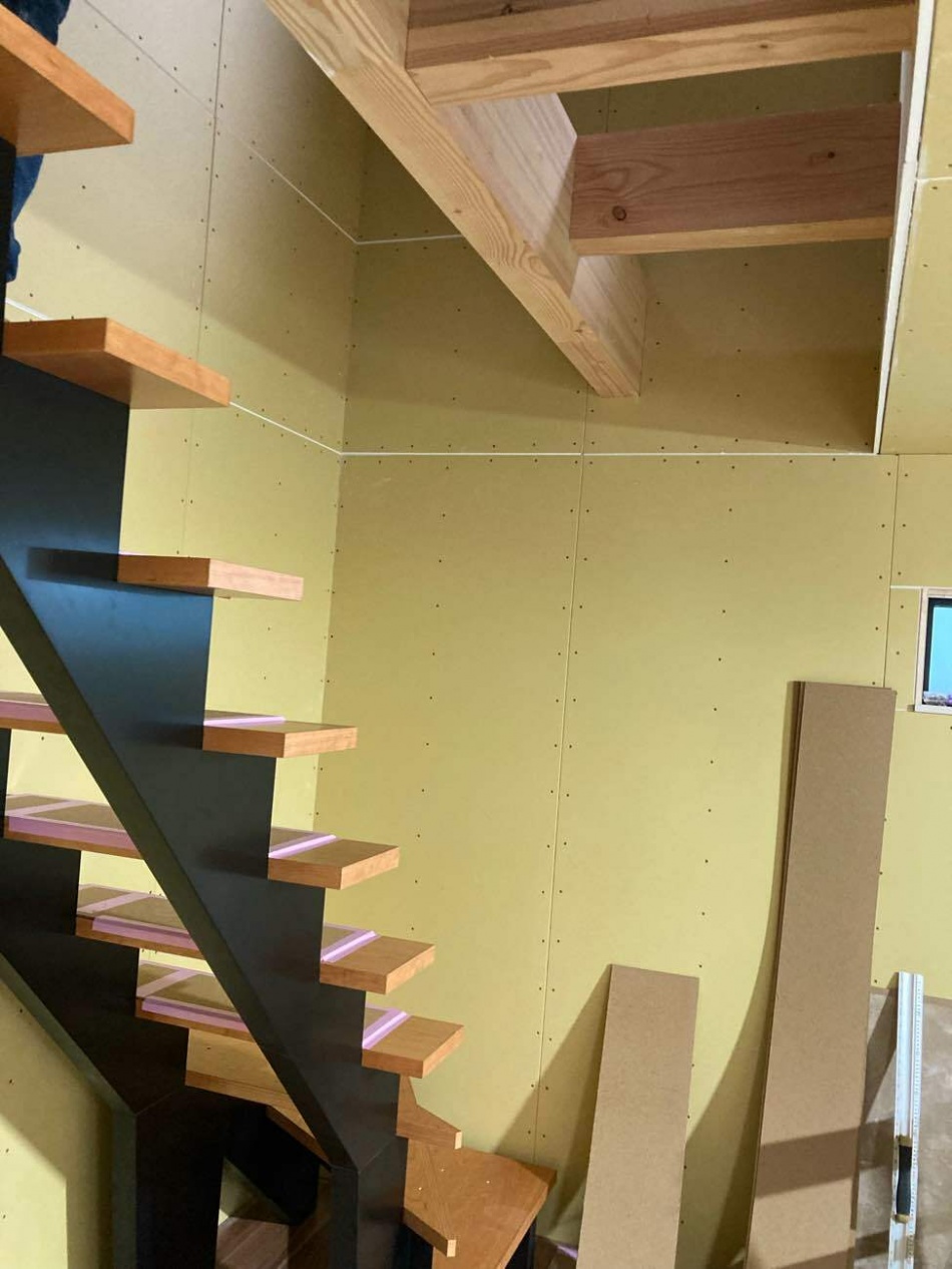 埼玉県三郷市E様邸注文住宅新築工事はスリット階段が取り付きました。