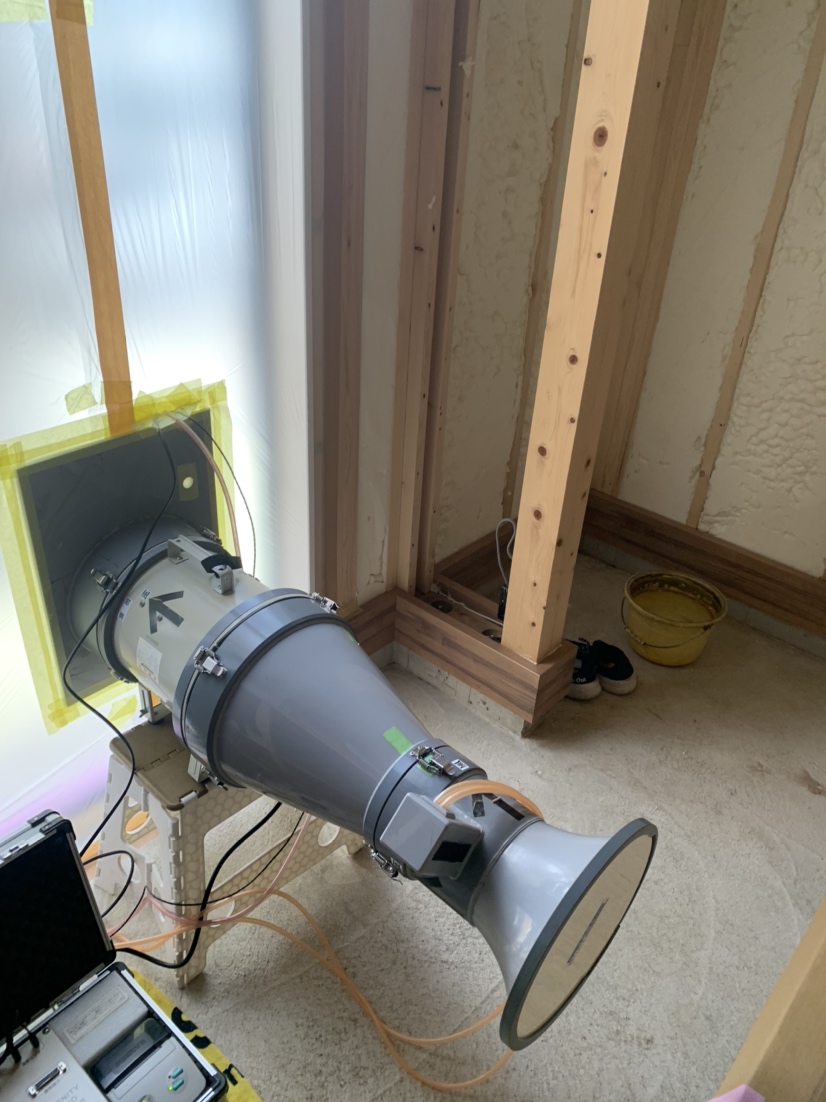 埼玉県三郷市M様邸注文住宅新築工事は気密測定を行いました。