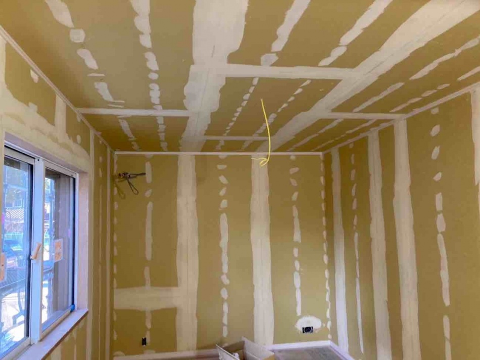 埼玉県三郷市N様邸注文住宅新築工事はクロス工事中です。