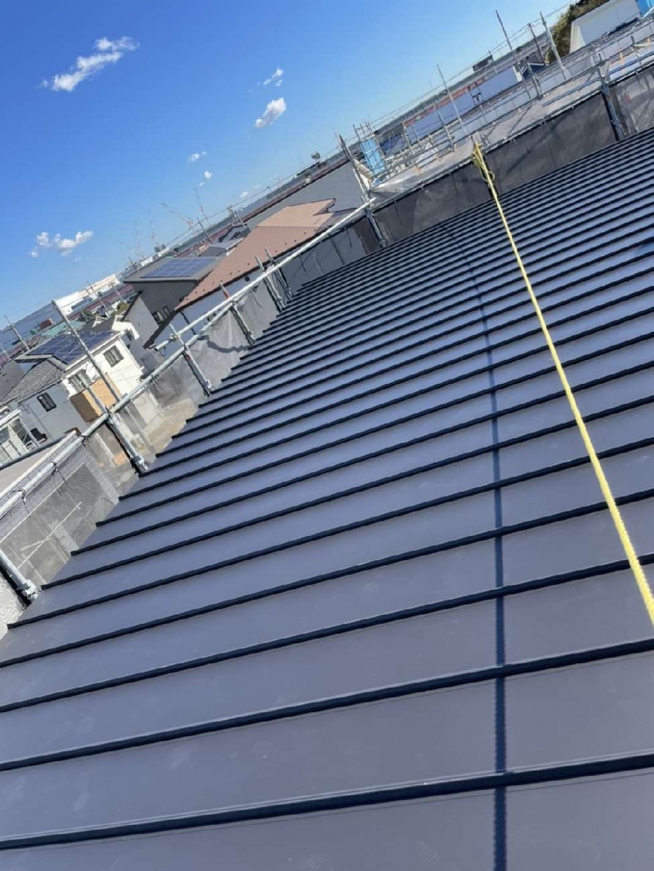 埼玉県三郷市N様邸屋根ガルバリウム鋼板葺きを行いました。