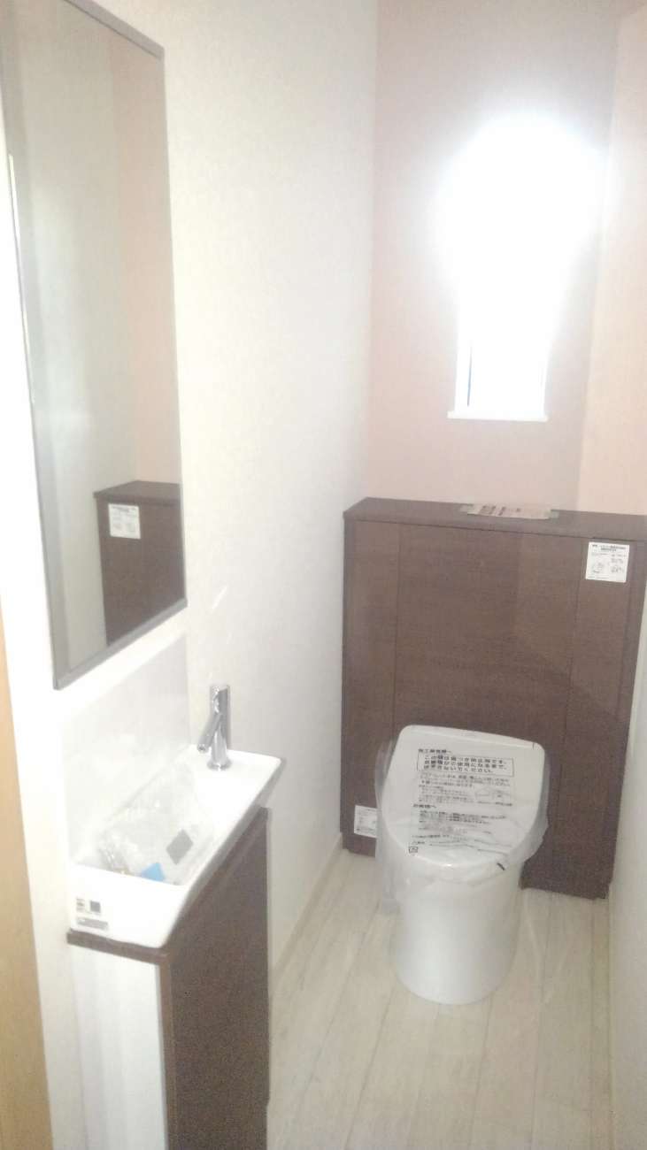 東京都足立区S様邸注文住宅新築工事はトイレ洗面化粧台が取り付きました。