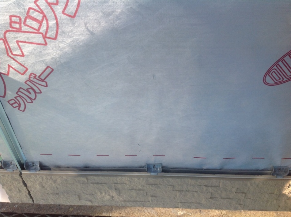 【埼玉県吉川市M様邸】外壁工事を行っています。18mmのサイディングで凹凸に深みがあり重厚感のある外観になります。松井産業株式会社 イシンホーム三郷店