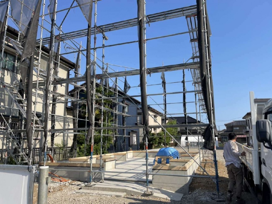 【埼玉県三郷市】Y様新築工事は土台引きを行い先行足場がたちました。