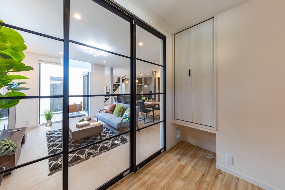 ペットとともに暮らすキッチンの大きなコートハウス