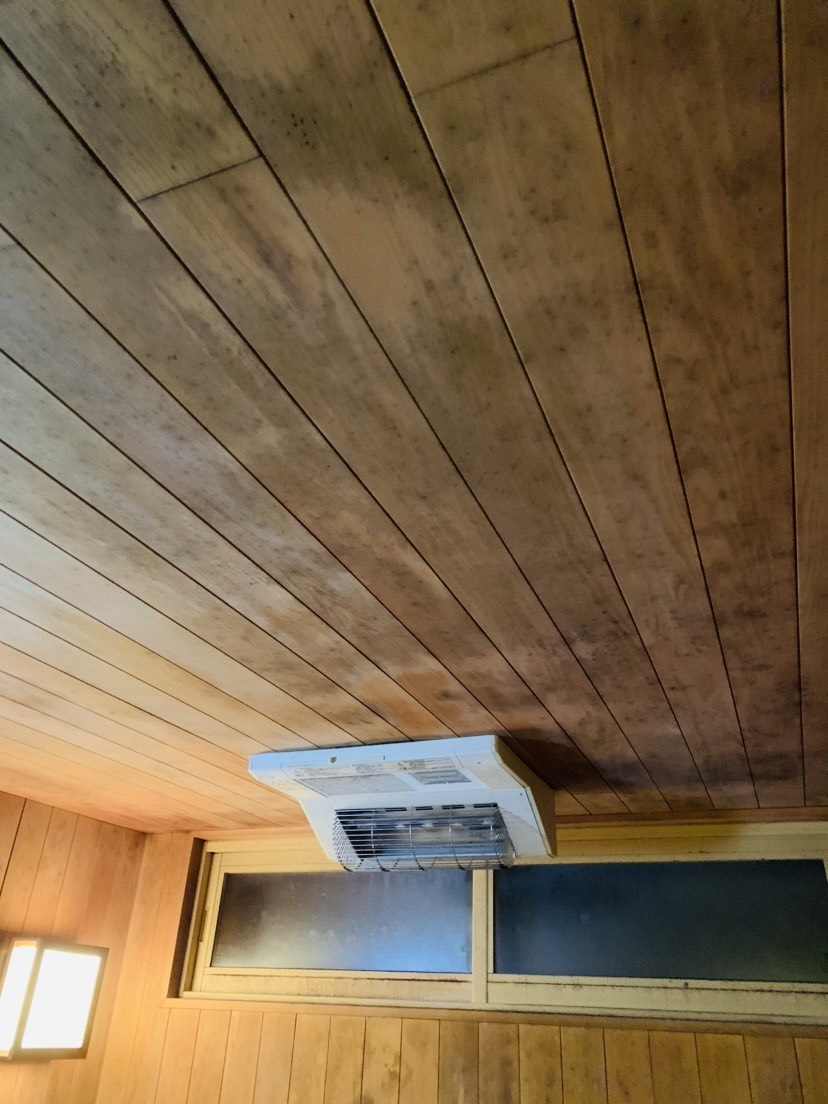 液体ガラスにて桧の浴室再生工事