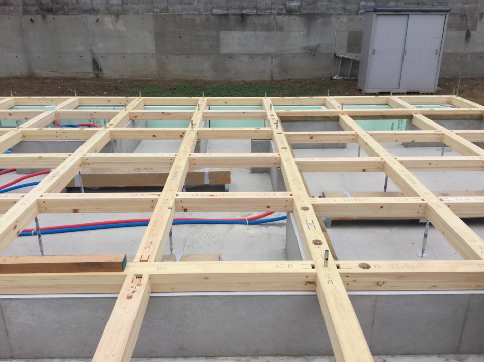 【春日部市】O様邸「床暖冬涼夏でますます夏涼しく冬あたたかい高性能で省エネなZEHを超えたゼロセッチ住宅」は土台敷きをしています。