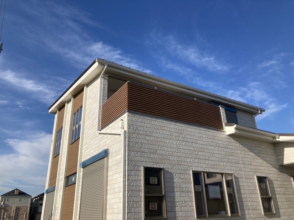 埼玉県吉川市T様邸注文住宅新築工事はバルコニー手摺が取りつきました。