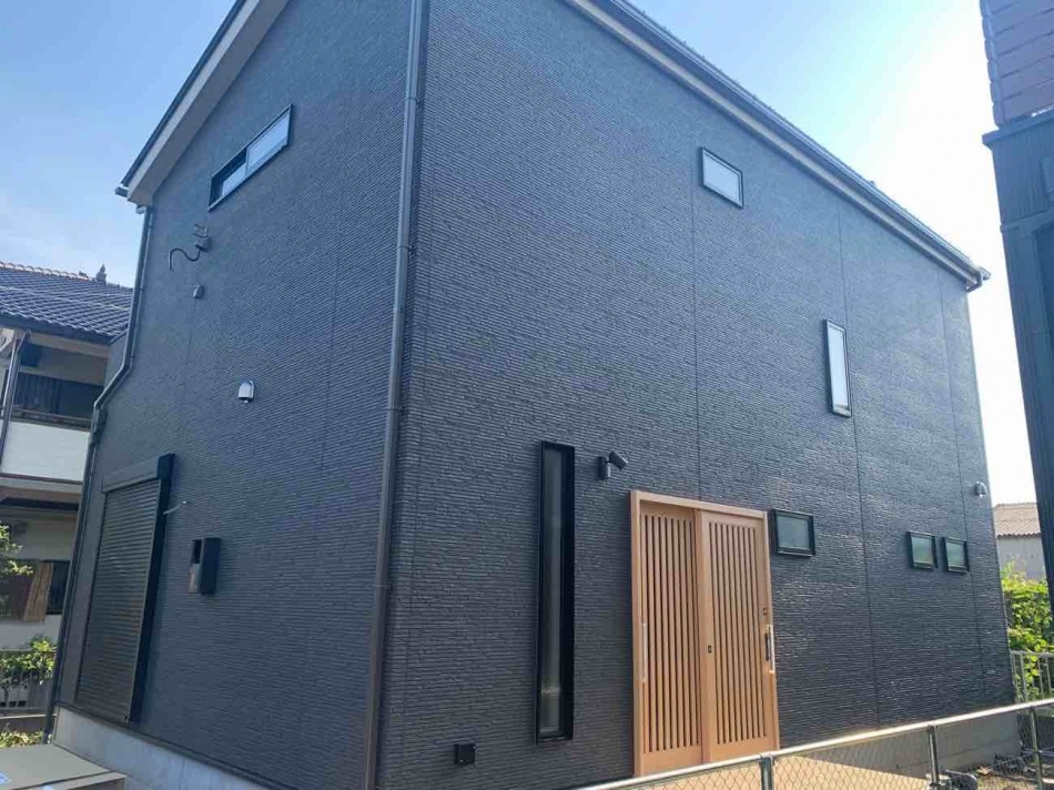 埼玉県吉川市M様邸注文住宅新築工事は足場が外れて外観がわかるようになりました。