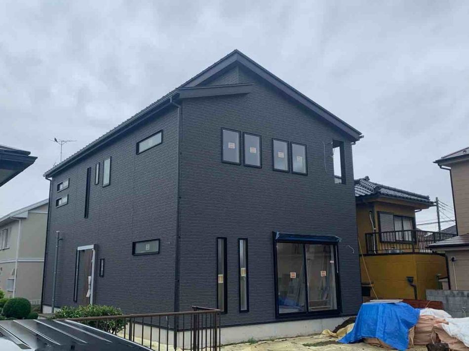 埼玉県三郷市I様邸注文住宅新築工事は足場が外れて外観がわかるようになりました。