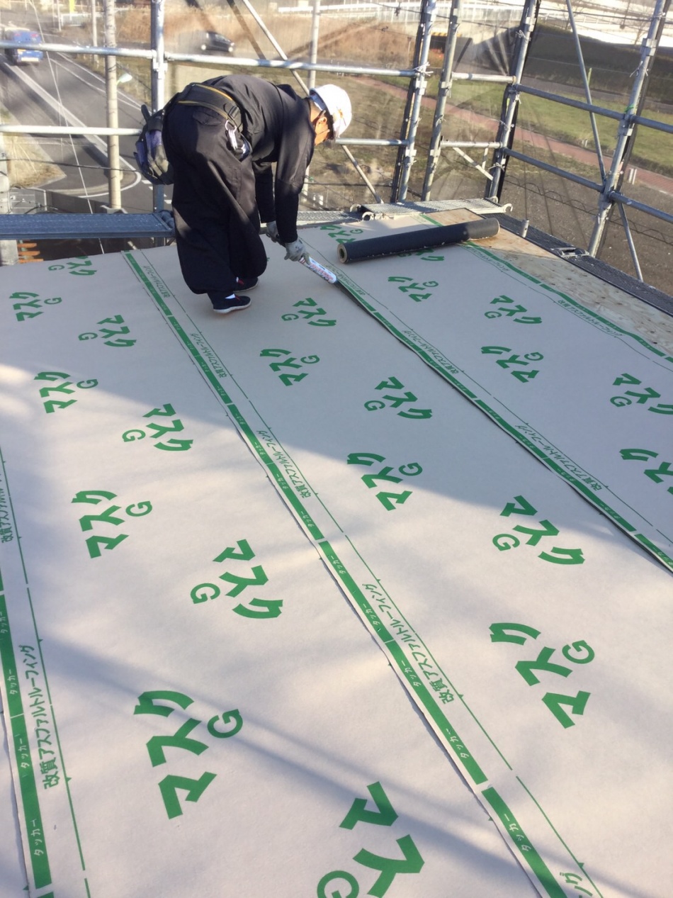 【三郷市】M様邸「ル・コルビジェ的シンプルモダンな高性能省エネキューブハウス」は床断熱、床合板張りを行いました。