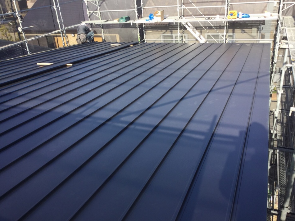 【三郷市】M様邸「ル・コルビジェ的シンプルモダンな高性能省エネキューブハウス」は屋根工事でした。