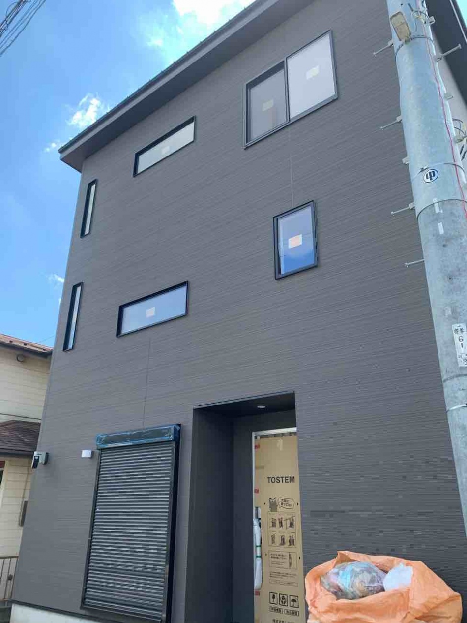 埼玉県三郷市Y様邸注文住宅新築工事は足場が外れて外観がわかるようになりました。