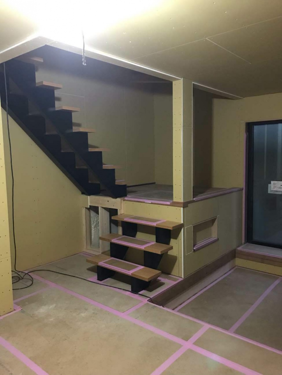 埼玉県久喜市T様邸注文住宅新築工事はデザイン階段が取り付きました。