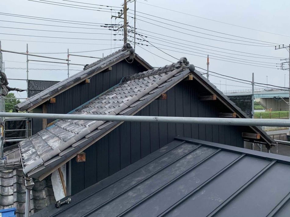 三郷市Y様邸内外装リフォーム工事は外壁ガルバリウム鋼板張りを行っています。