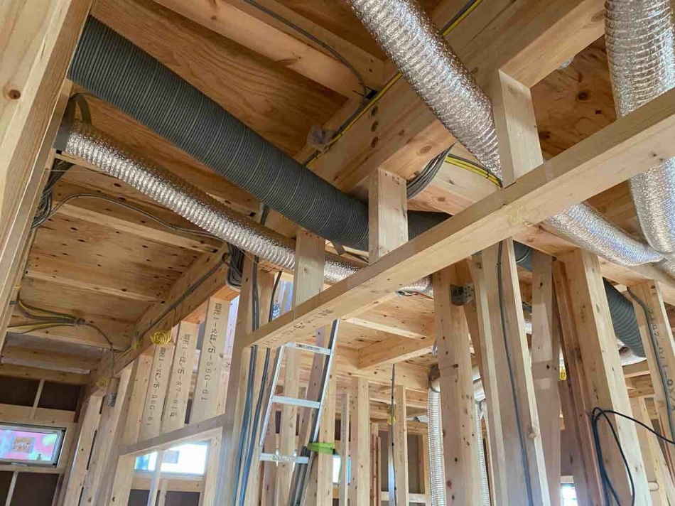 埼玉県吉川市T様邸注文住宅新築工事はエコアイ熱交換システムのダクトが取り付きました。