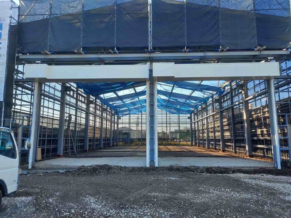 埼玉県三郷市M様邸倉庫新築工事は上棟しシャッター、建具工事を行っています。