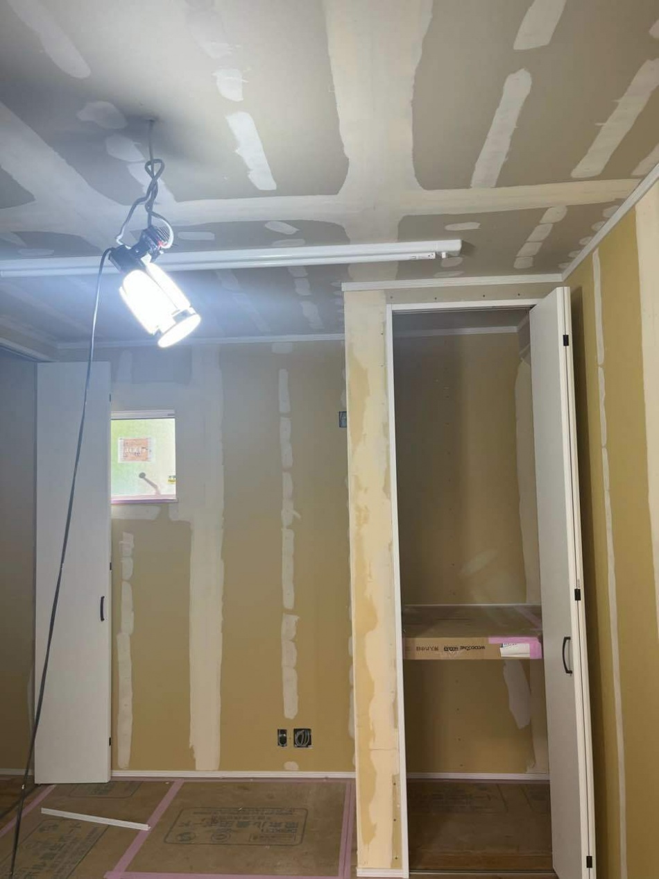 埼玉県三郷市A様邸注文住宅新築工事は内装クロス工事を行っています。